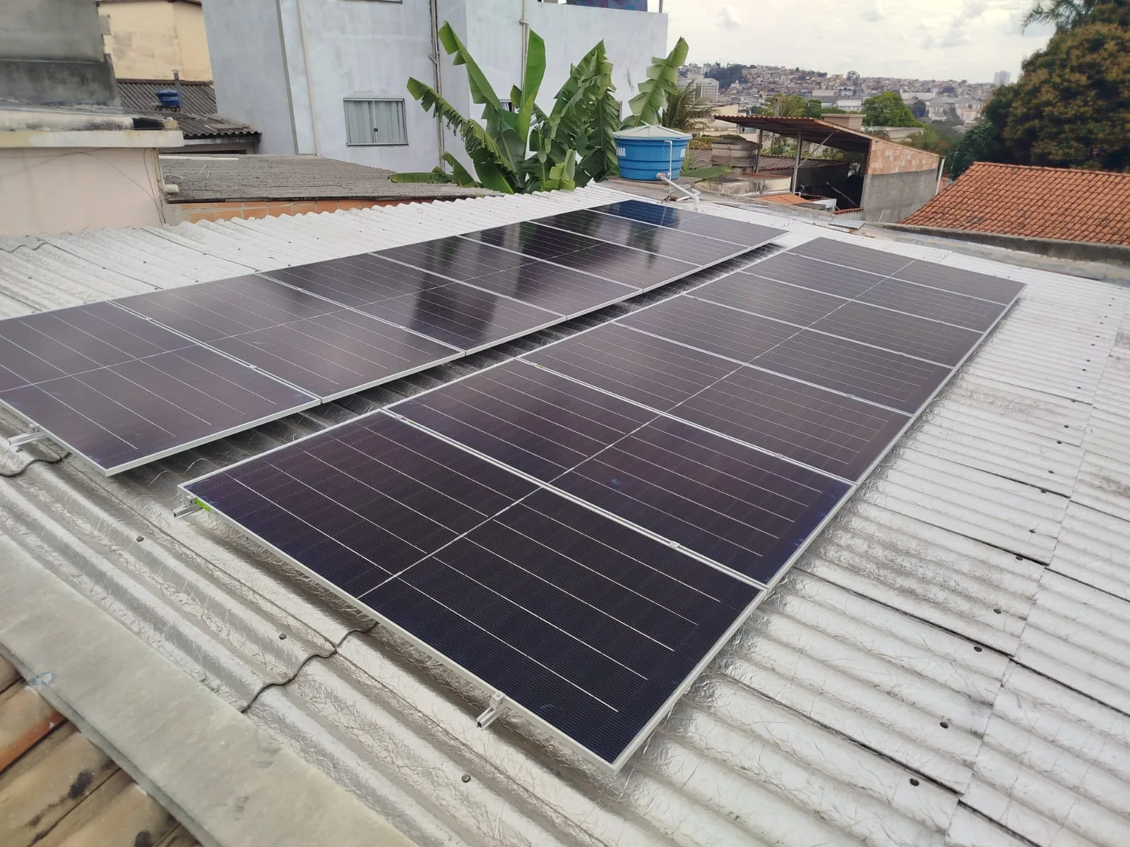 Painéis solares em cobertura metálica