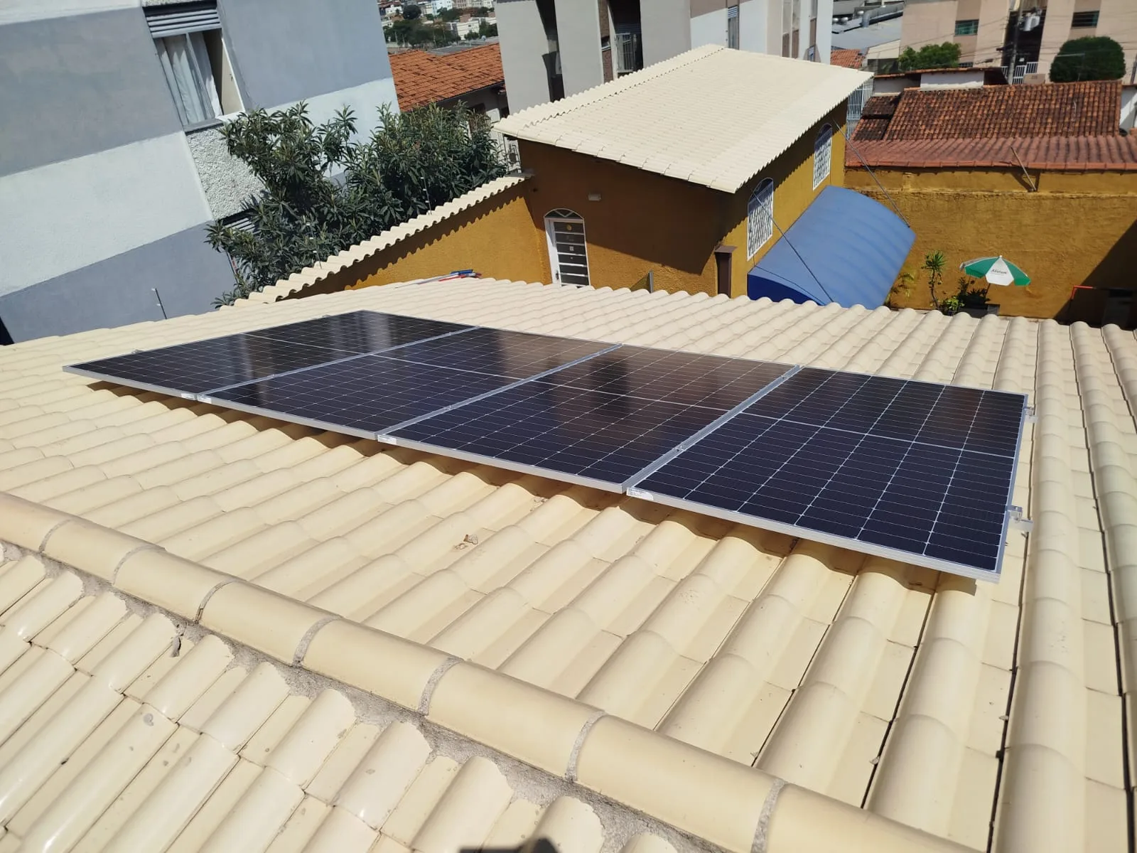 Sistema solar residencial em telhado cerâmico