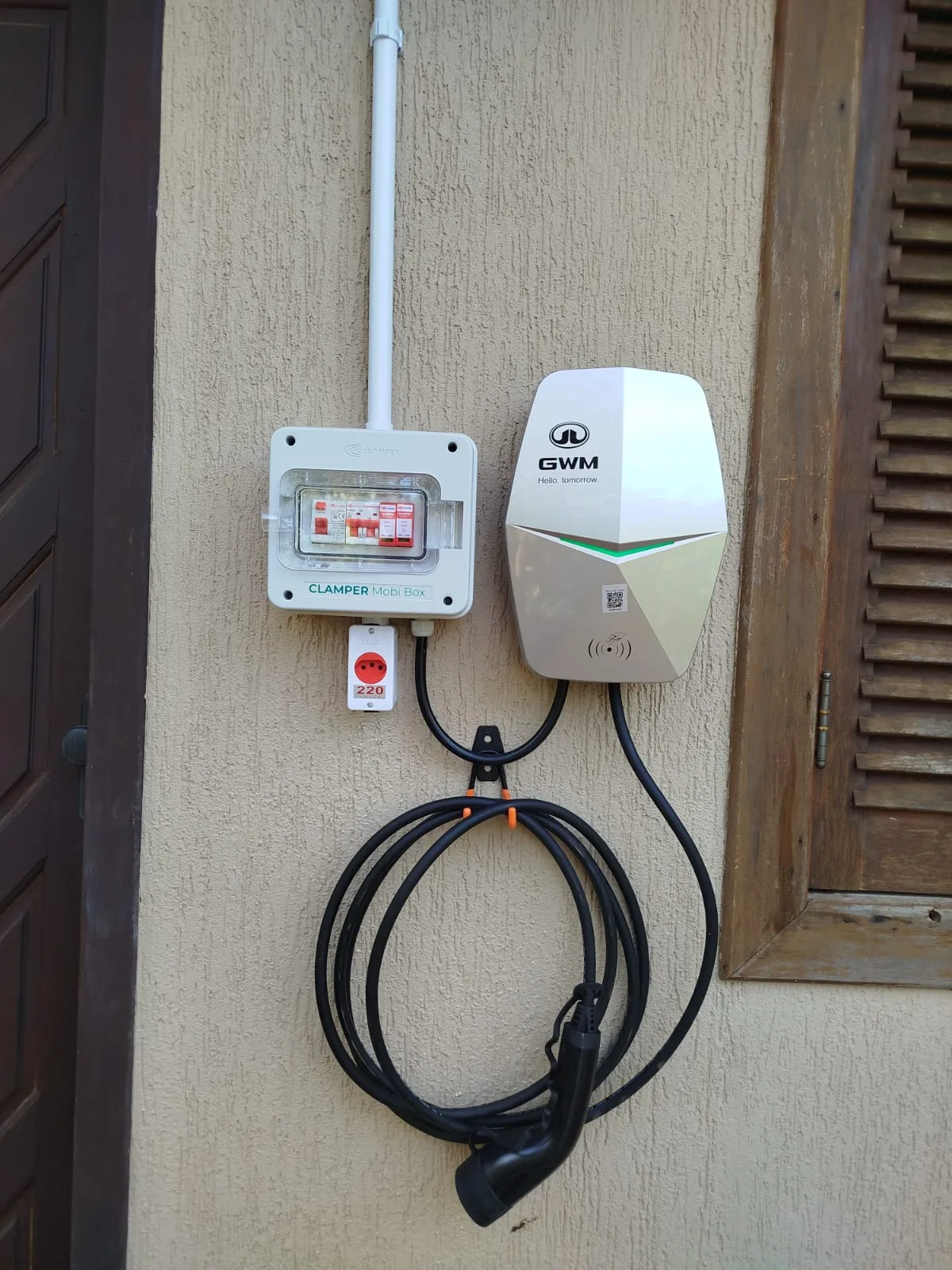 Wallbox GWM em área externa residencial