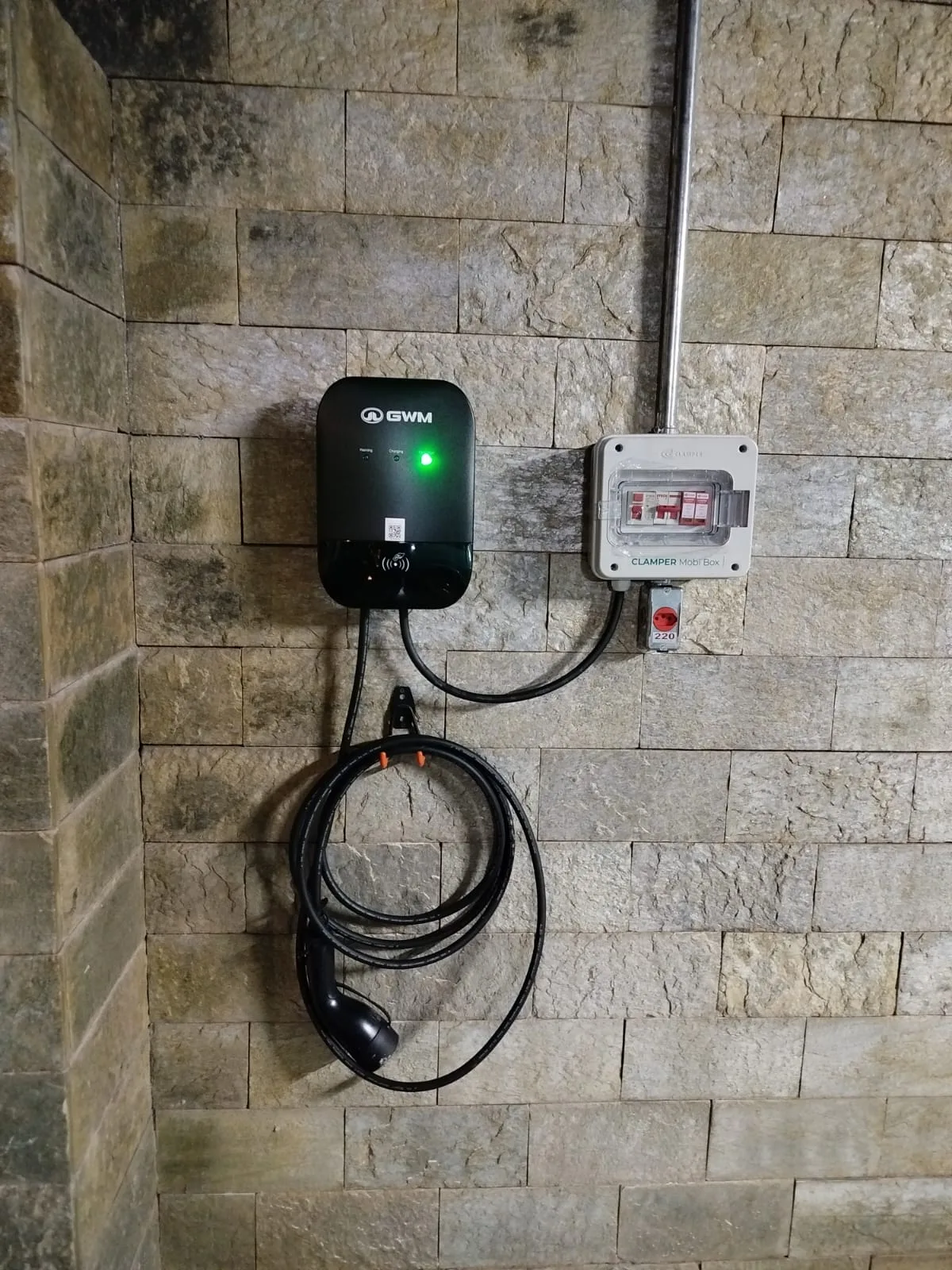 Wallbox GWM instalada em área revestida